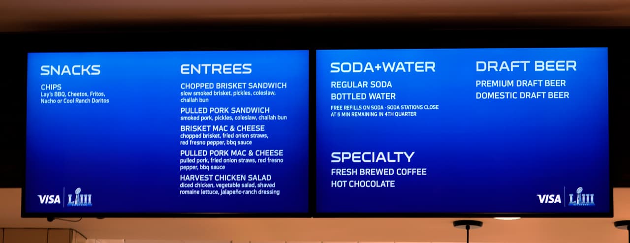 Pero habrá algunas otras opciones como las que muestra este menú en una de las varias concesiones con las que cuenta el Mercedes-Benz Stadium.