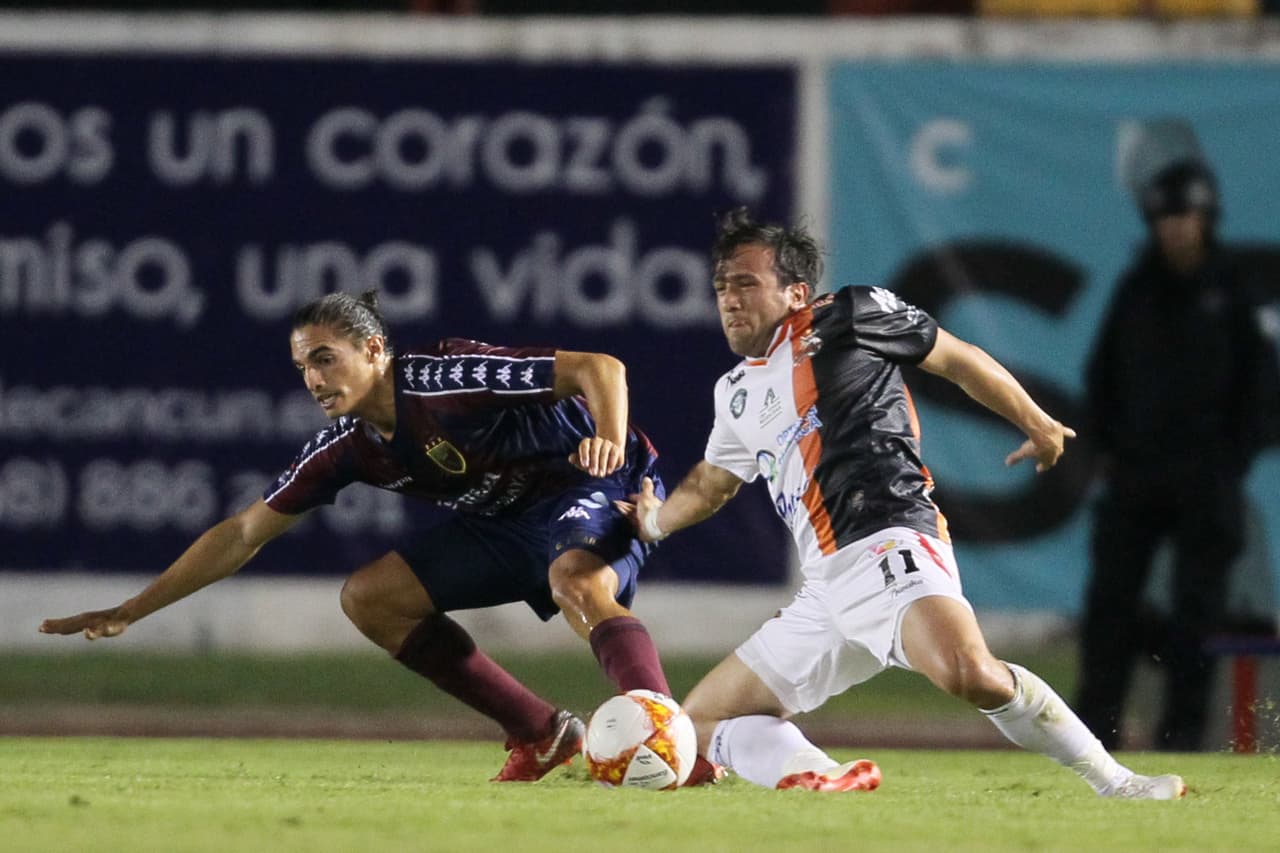 Un par de jugadas a balón parado de los oaxaqueños los llevaron a mandar a su portero Carlos Velázquez a sumarse como un atacante más pero con más peligro en puerta propia que en la rival.