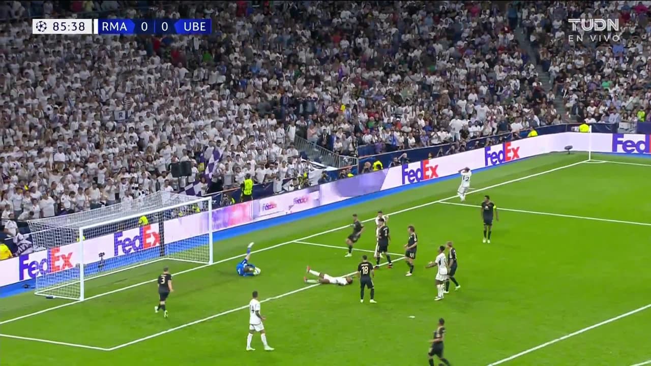 ¡TIRO ATAJADO! disparo por Rodrygo.