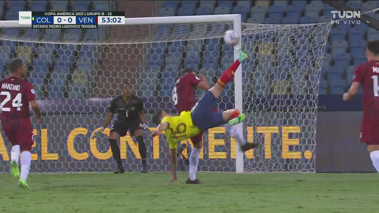 ¡Chilena espectacular! Mateus Uribe intenta un gol de fantasía