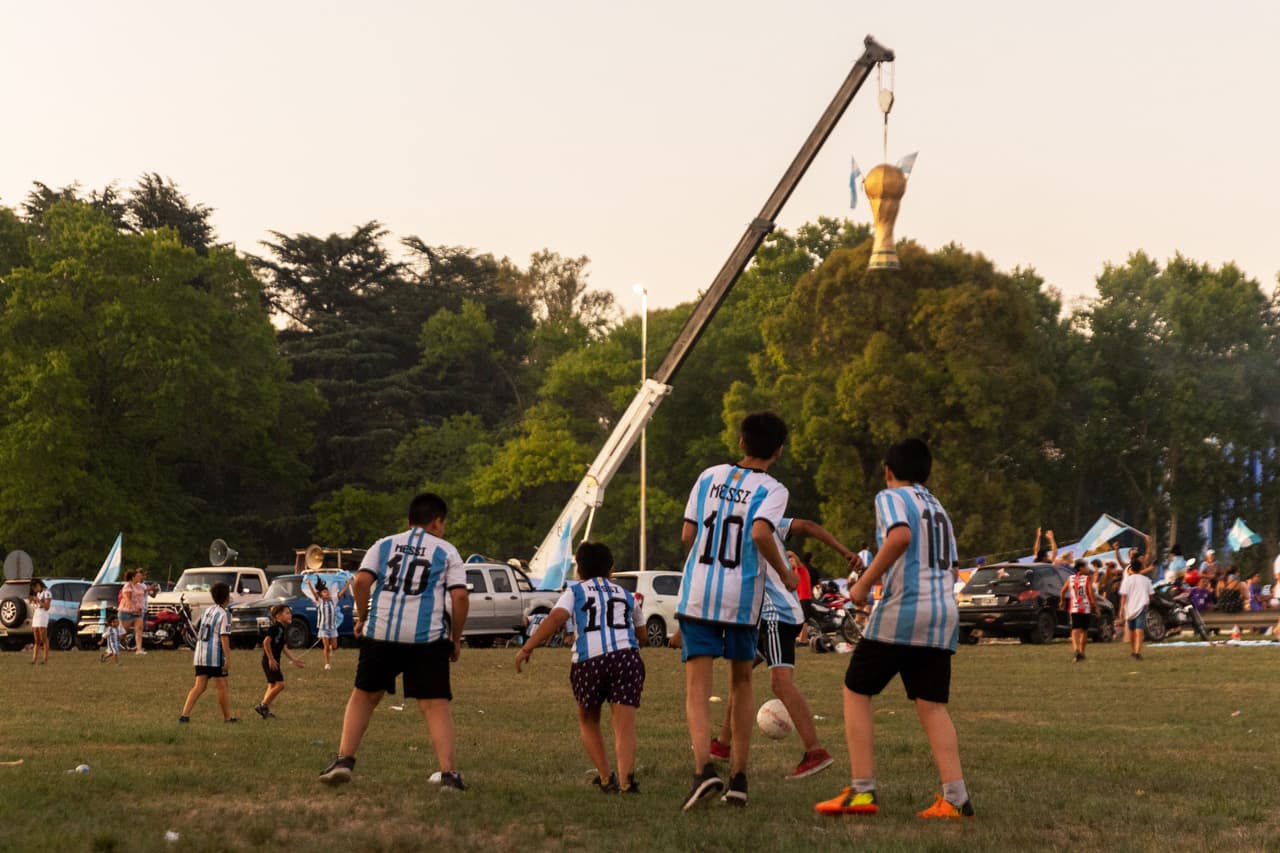 Festejos de la selección argentina en Buenos Aires tras ganar el Mundial Qatar 2022.