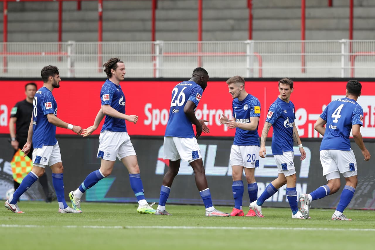 Y el empate del Schalke llega por conducto de Jonjoe Kenny.