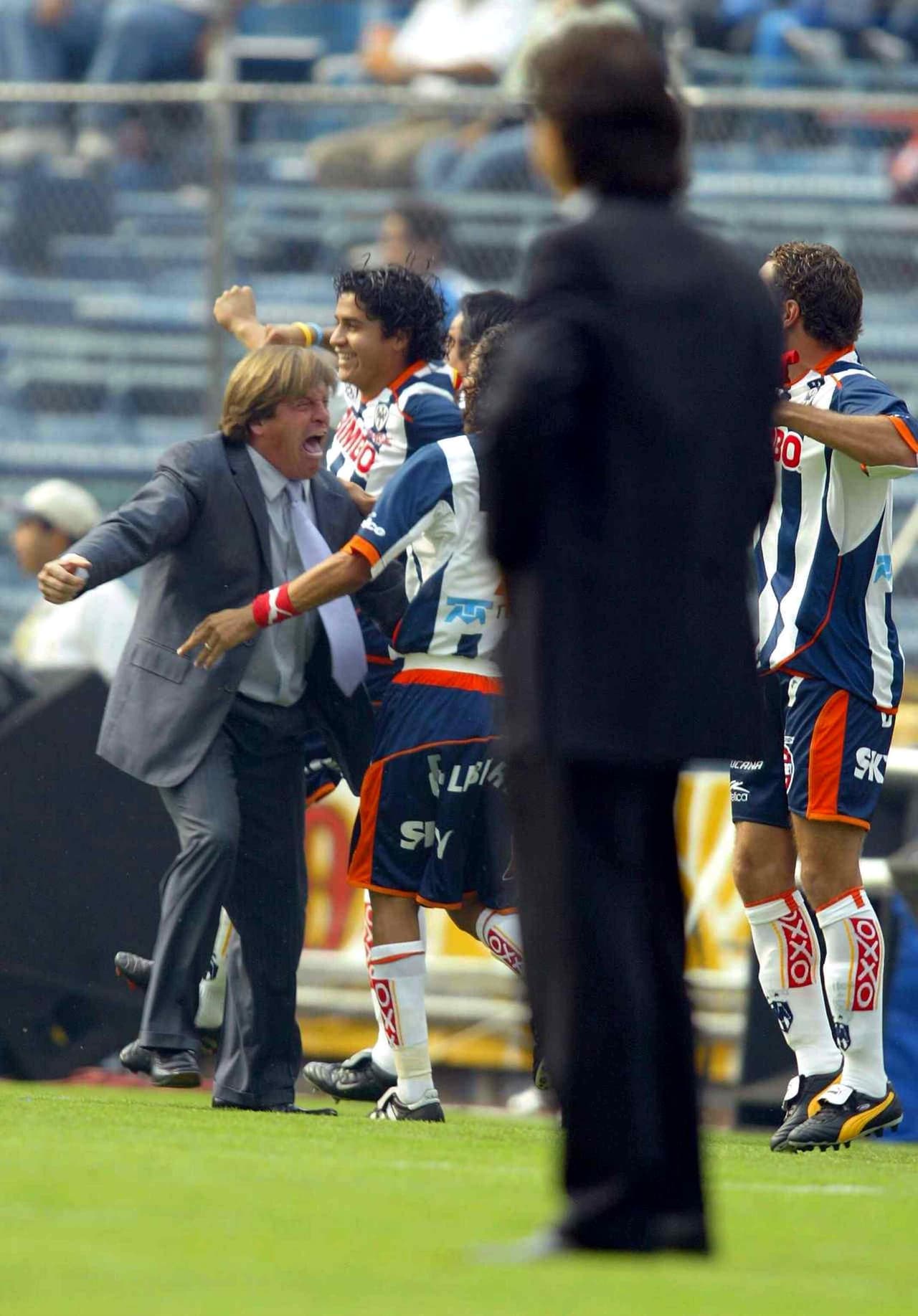 Ya desde las épocas regiomontanas le gustaba festejar efusivamente con sus dirigidos en la banca.