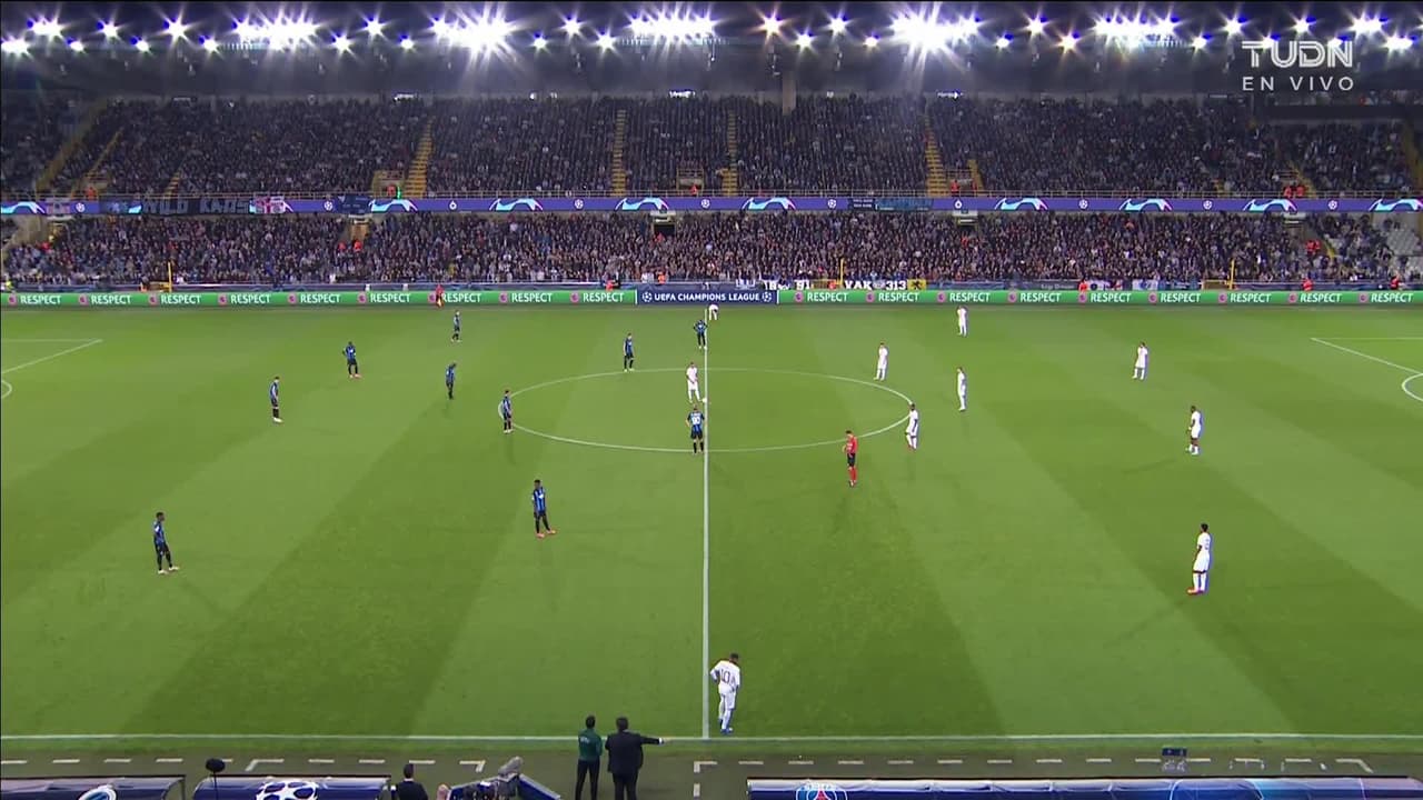 Arranca el partido y la pelota está en juego.