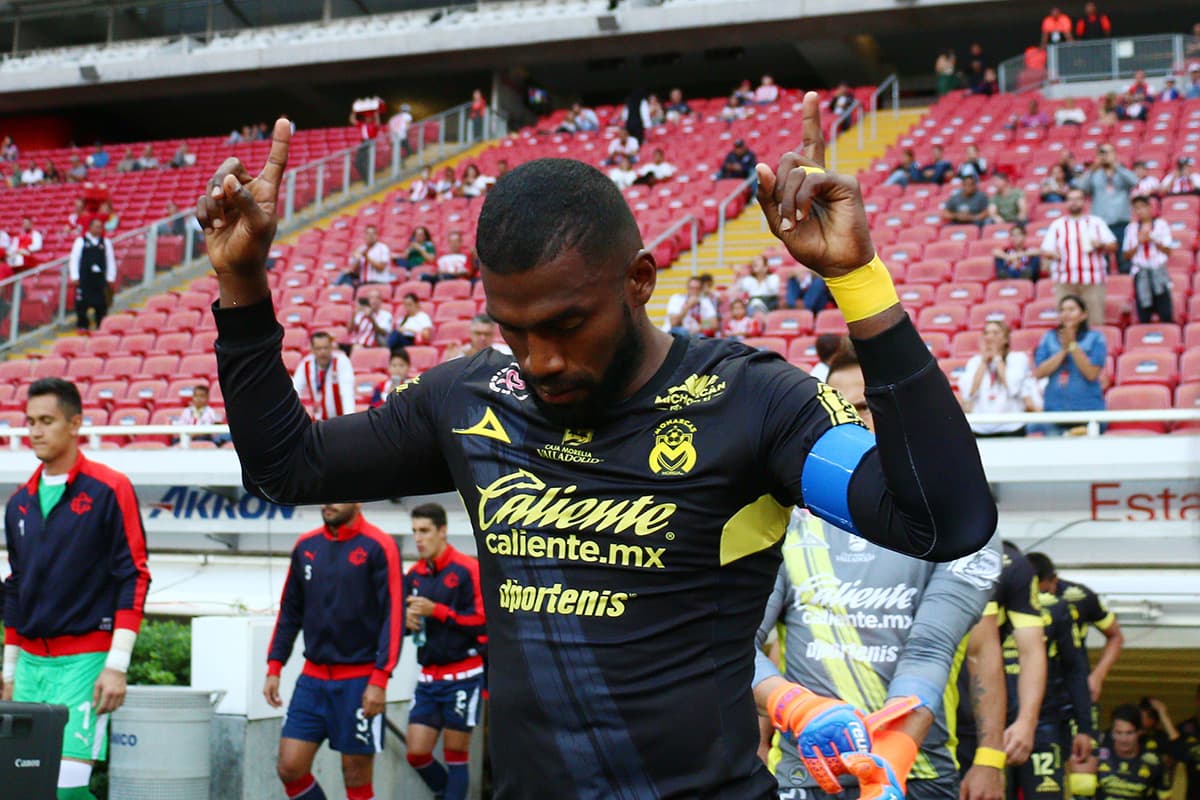 El defensa ecuatoriano de Monarcas Morelia, Gabriel Achilier, en oración al momento de saltar al campo ante una muy baja asistencia al Estadio Akron.