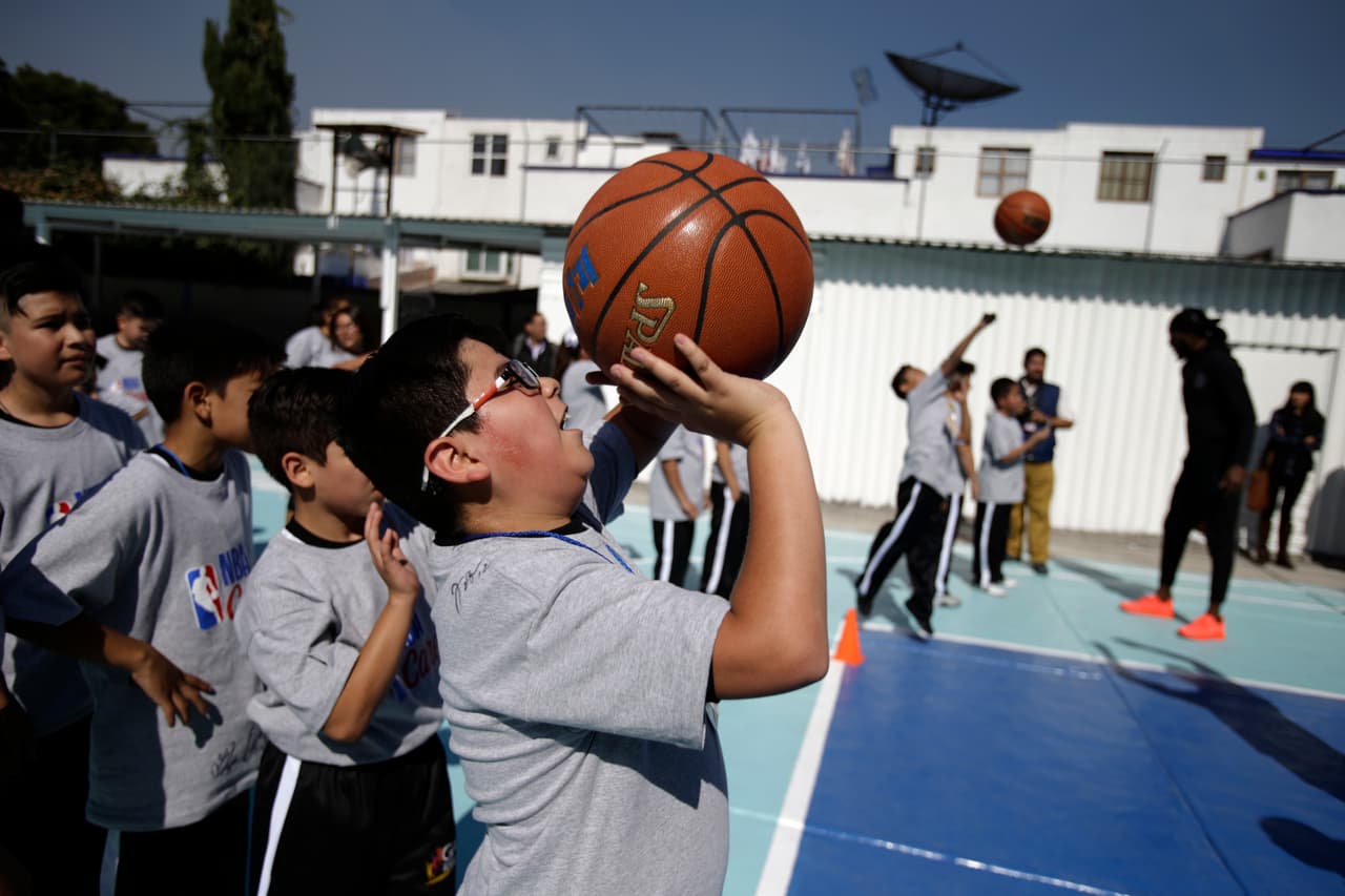 Desde muy temprano Rice tomó su lugar en un transporte especial donde se promocionaba los partidos de baloncesto.