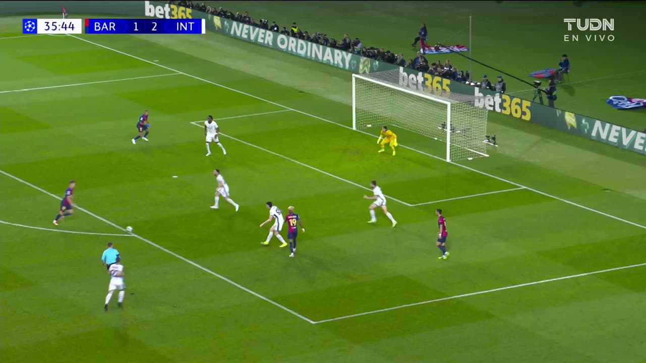 ¡TIRO ATAJADO! disparo por Dani Olmo.