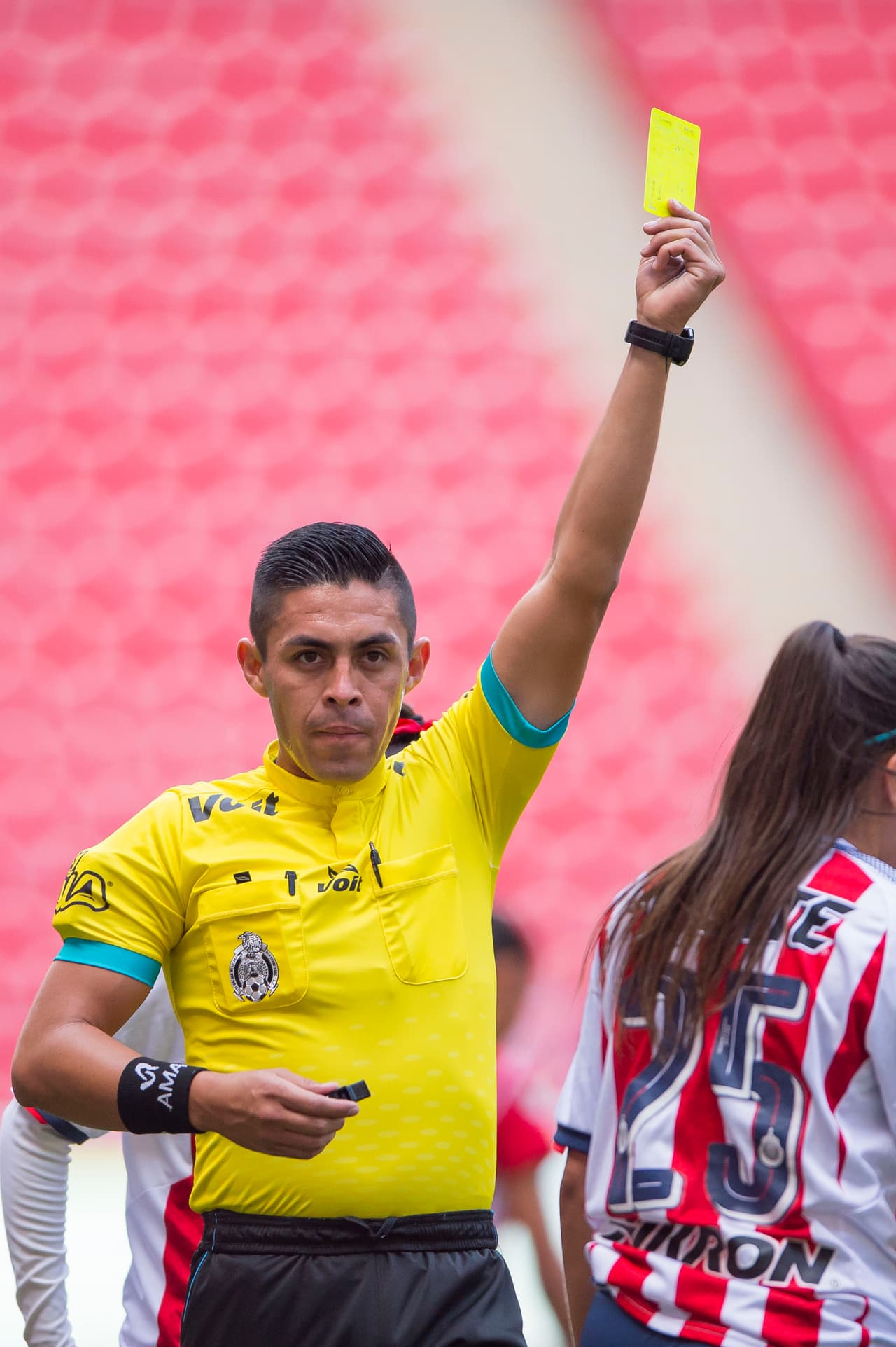 Ivan de Jesús Velasco fue el árbitro central del encuentro quien sólo requirio de 4 tarjetas amarillas para lograr controlar las acciones.