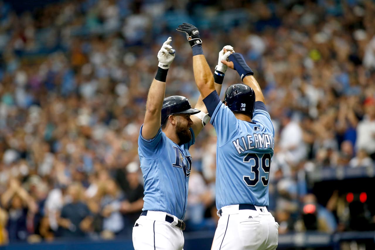 Evan Longoria y Logan Morrison conectaron jonrones y produjeron tres carreras cada uno ante un lleno completo de 31.042 fanáticos en el Tropicana Field.