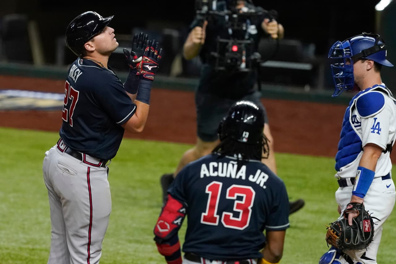 Los Angeles Dodgers lograron mantener el juego empatado duarnte 8 entradas y en la novena, los Braves se separaron al marcar cuatro carreras y firmar su victoria 5-1.