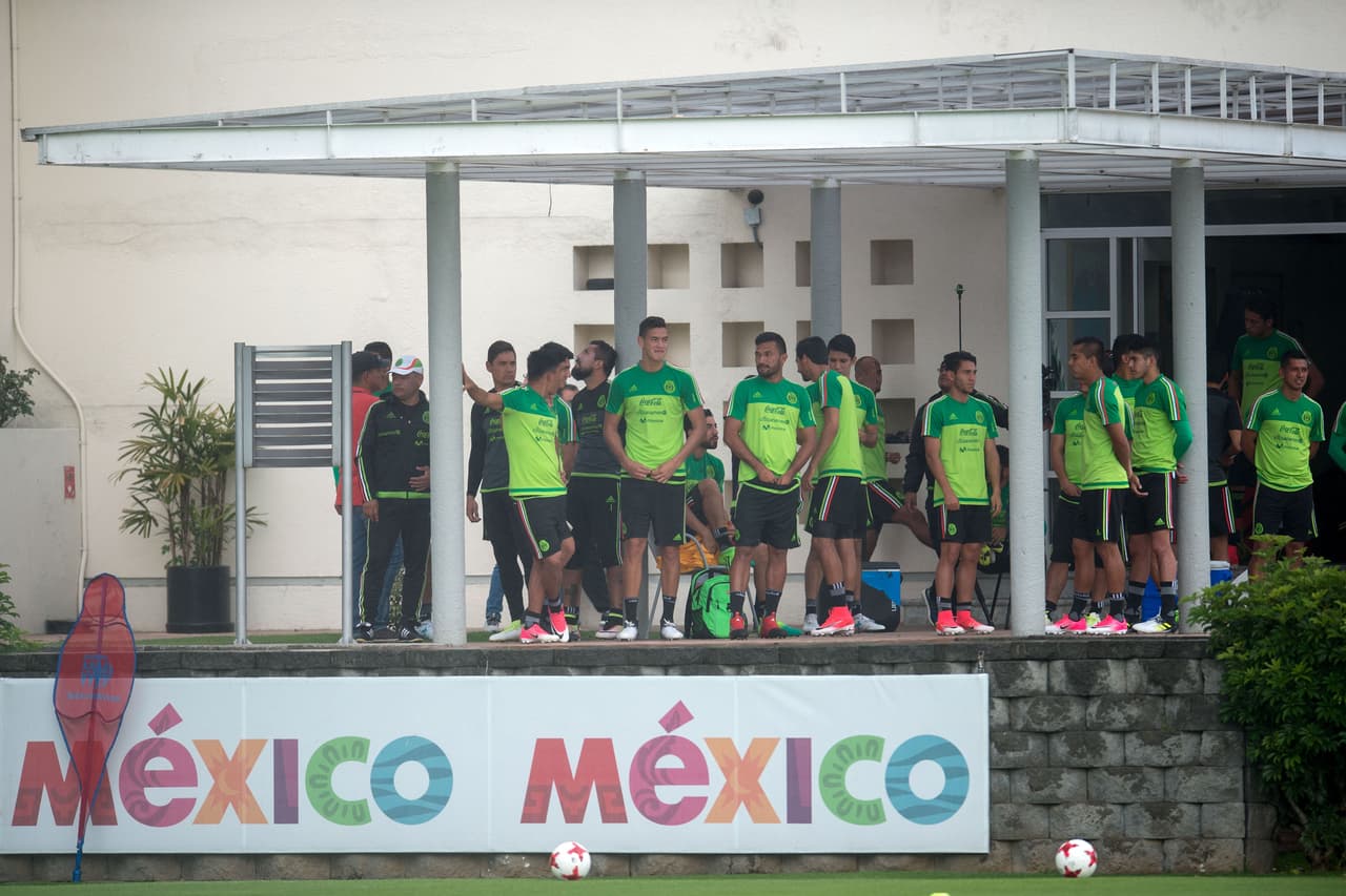 La úlitma práctica del 'Tri' en el Centro de Alto Rendmiento (CAR) estuvo pasada por lluvia, pero no fue impedimento para desarrollar los traabajos preparados por Páez.