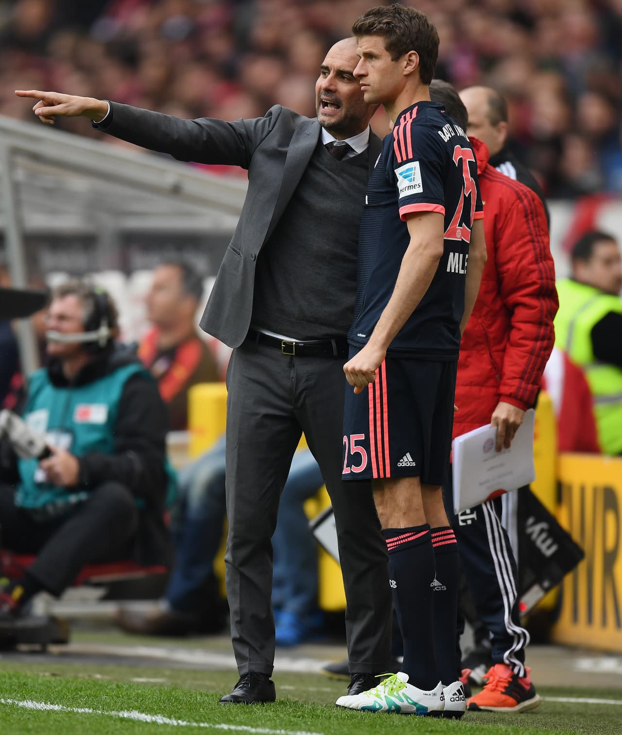 <b>"Guardiola vivía un poco en su propio mundo. Se pasaba el día pensando, '¿cómo puedo mover a mis jugadores dos o tres metros durante el partido para encontrar una solución perfecta?", </b>comentó el alemán, quien agregó que con Ancelotti se sentía más cómodo.