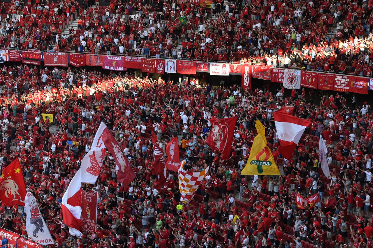 Ilusionados, con el firme deseo de que no se repita la derrota en la Final de hace un año ante el Real Madrid, los aficionados del Liverpool se fueron tomando el Metropolitano desde tempranas horas con sus banderas, playeras y bufandas alusivas al sentimiento de Anfield.