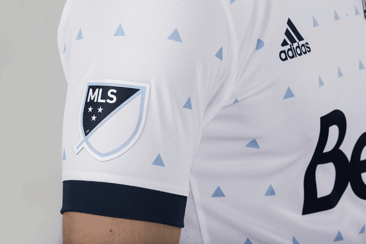 Los pequeños triángulos celestes imitan la caída de la lluvia, un elemento cotidiano para los habitantes de Vancouver. (Crédito: Vancouver Whitecaps FC)