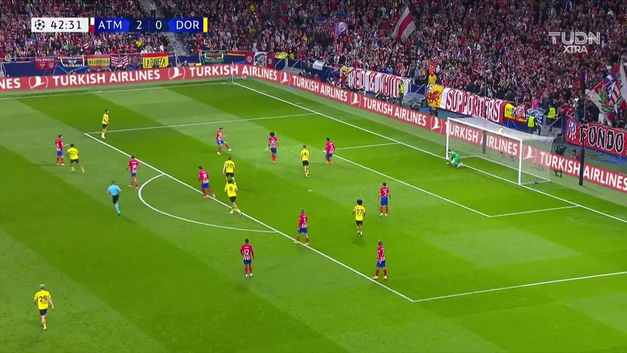 ¡TIRO ATAJADO! disparo por Ian Maatsen.