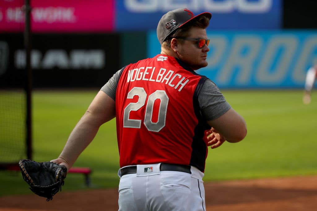 Así realizaron su práctica los peloteros seleccionados para participar en el MLB All Star Game, que se llevará a cabo este martes en Progressive Field, el Cleveland. Jugadores que generalmente son rivales pudieron convivir, charlar, entrenar, soltar el brazo y tener una leve práctica de bateo para alistarse de cara al encuentro de Media Temporada que promete ser muy atractivo.