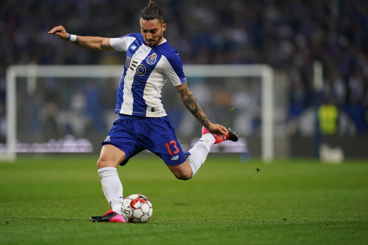 Centro de Telles desde la banda para encontrar la cabeza de Tiquinho, en un remate complicado pero que no termina en gol