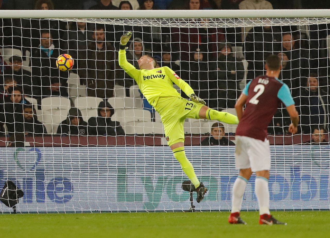 Jugó 150 partidos con el West Ham, recibió 215 goles y dejó su portería en 0 en 43 ocasiones.