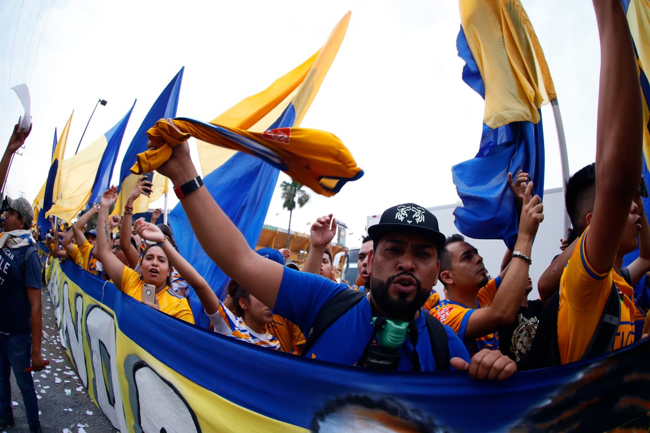 Aficionados de Tigres, mayoritariamente, y del León, tomaron por 'asalto' las inmediaciones del Estadio Universitario para atestiguar el juego de Ida de la Final del Clausura 2019 de la Liga MX en Monterrey. Se esmeraron y le pusieron un fantástico ambiente.