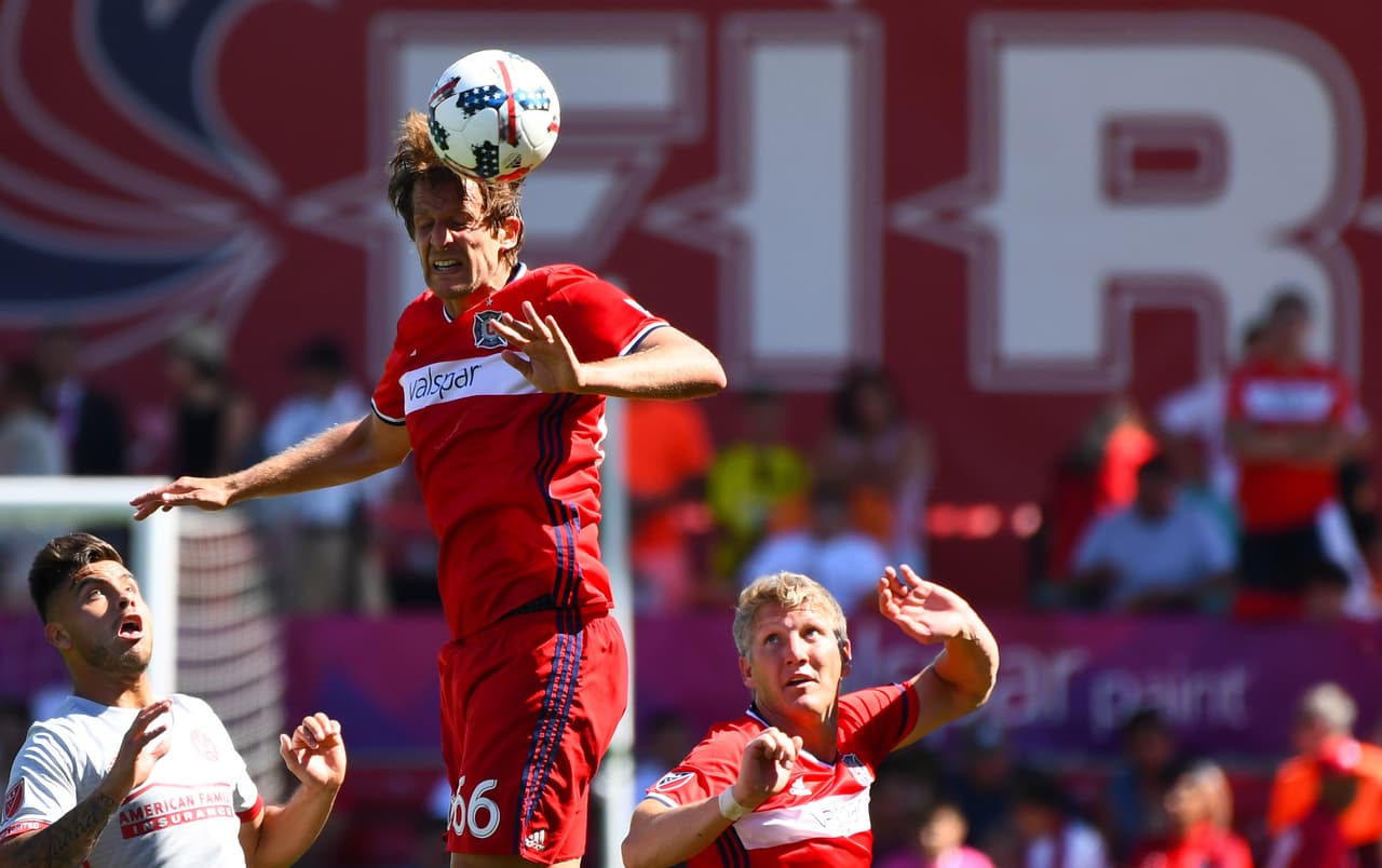 Chicago Fire gana en confiabilidad cada semana. Desde la defensa alza la mano Joao Meira, importante en el 2-0 frente a Atlanta United. (USA Today Images)