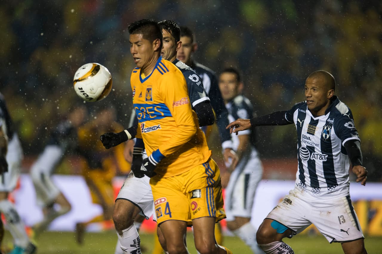 Leonel Vangioni de Monterrey y Lucas Ayala de Tigres vieron la tarjeta roja en los minutos finales del partido y se perderán el juego de vuelta.