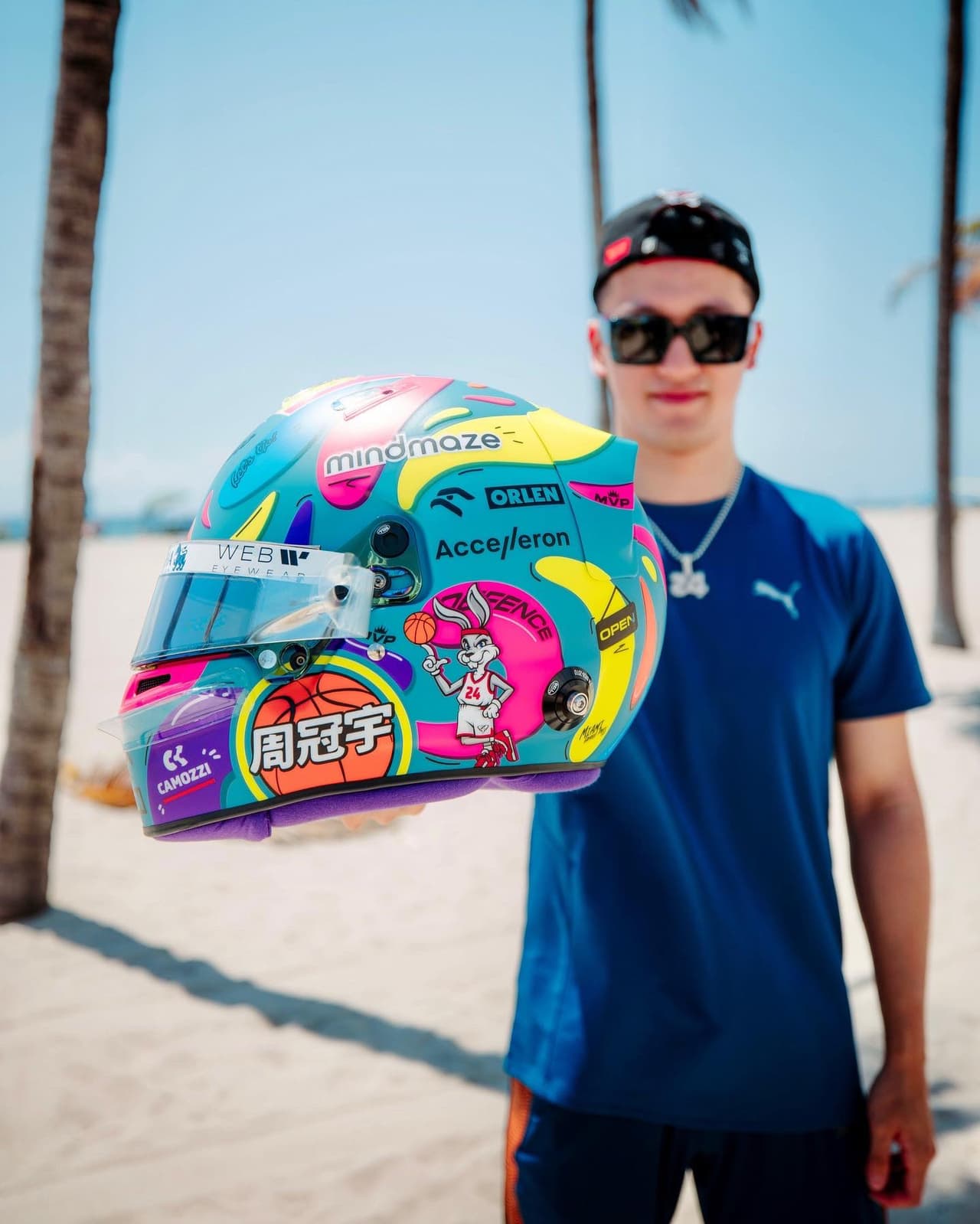 El piloto chino Zhou Guanyu llenó su casco de colorido y también incluyó un balón de baloncesto.