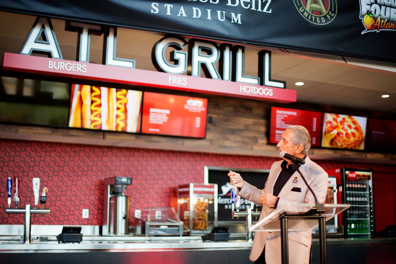Arthur Blank en conferencia de prensa dentro de la construcción de las nuevas instalaciones de los Falcons.
