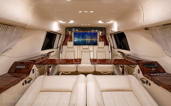 A través del sitio Becker Automotive Design Tom Brady puso a la venta su Cadillac Escalade 2018. Cuenta con amenidades como escritorios, asientos reclinables, internet y pantallas. ¡Es un jet privado!