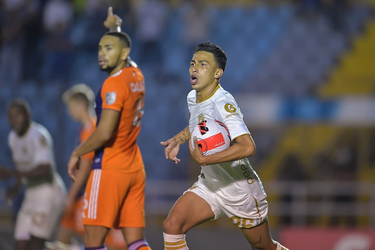 En 3 minutos, del 69 al 72, Comunicaciones clavó dos goles para seguir soñando con la remontada en casa.