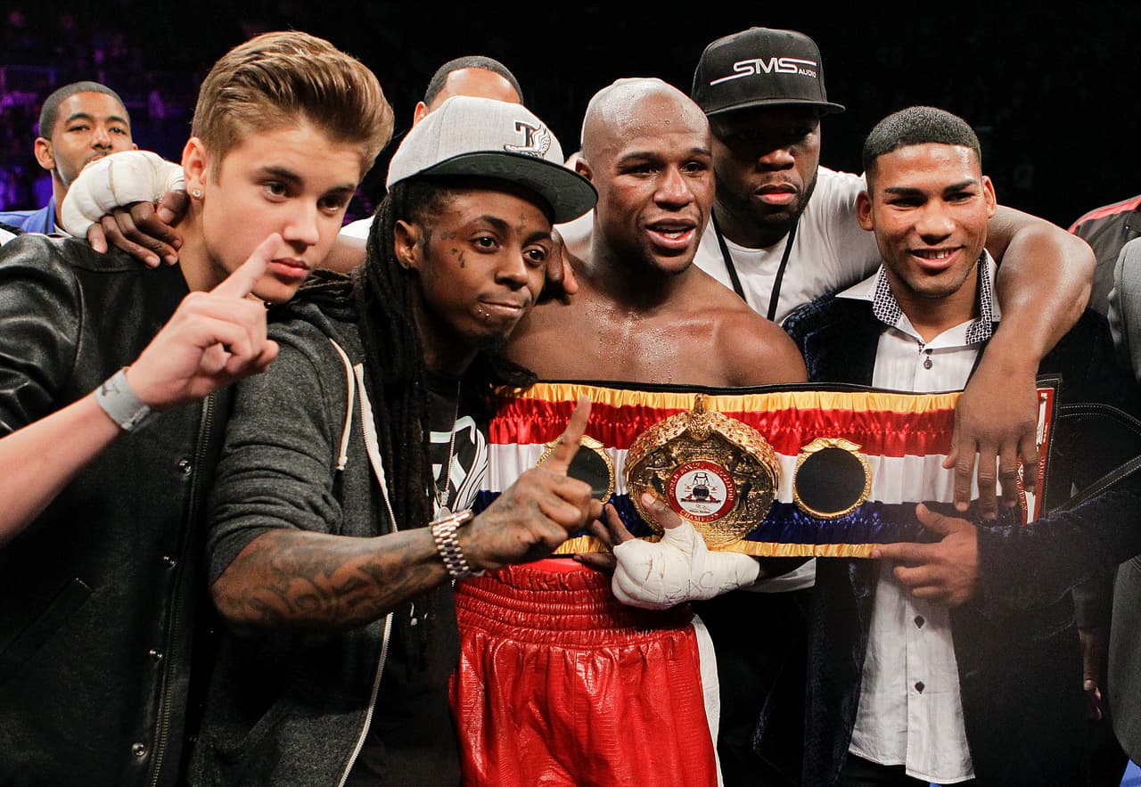 Lil Wayne (segundo de izquierda a derecha) ha compartido con Mayweather en el ring junto a Bieber y con 50 Cent, que fue cercano con el boxeador pero que ya no es su amigo.