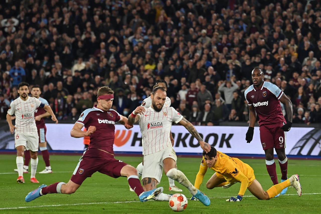 El West Ham derrotó 2-0 al Sevilla en tiempos extra para eliminarlo con un global de 2-1.