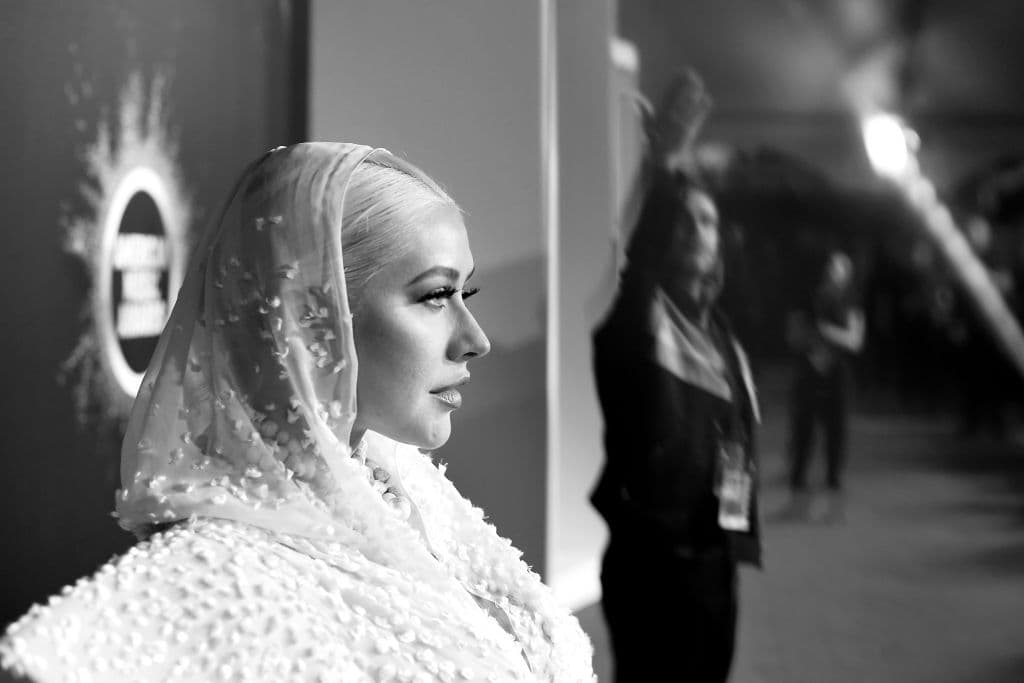 Aguilera estará lanzando música nueva hasta fines del 2022, y lo hará en tres capítulos diferentes que serán como mini álbumes.