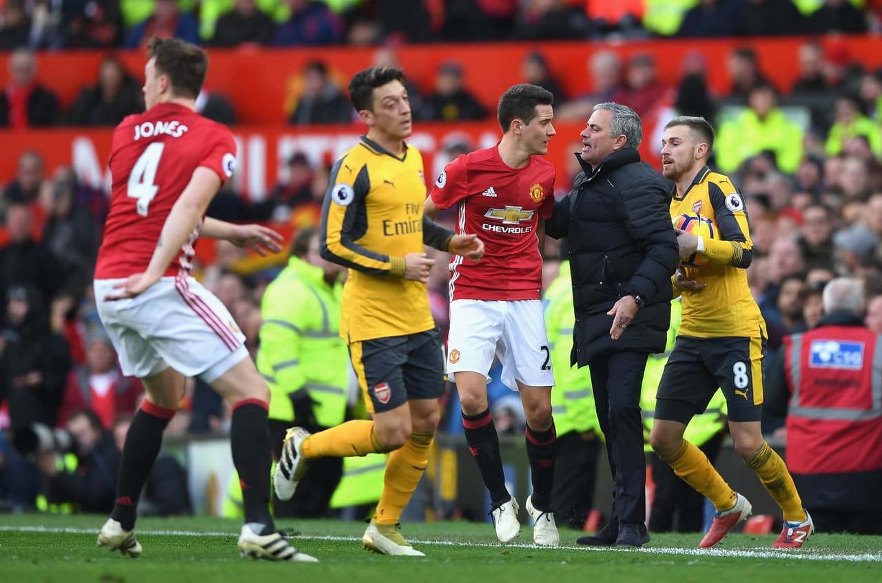El United pagó, en los minutos finales, el conservadurismo de su técnico, que se contentó con el pírrico 1-0 ante unos 'Gunners' que se lanzaron a por el tanto de la igualada y que se van de Mánchester con un preciado botín para lo visto sobre el terreno de juego.