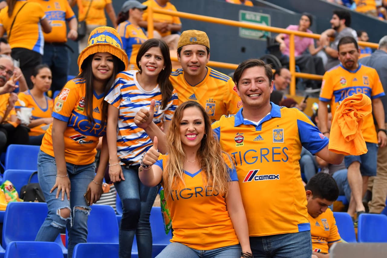 Aficionados de Tigres, mayoritariamente, y del León, tomaron por 'asalto' las inmediaciones del Estadio Universitario para atestiguar el juego de Ida de la Final del Clausura 2019 de la Liga MX en Monterrey. Se esmeraron y le pusieron un fantástico ambiente.