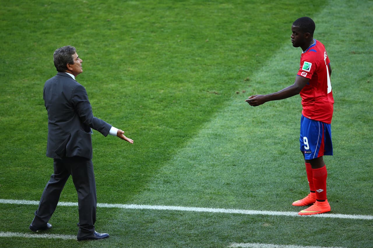 El profesor Jorge Luis Pinto le halló un puesto en el costado derecho donde podía buscar su perfil zurdo para rematar a puerta.