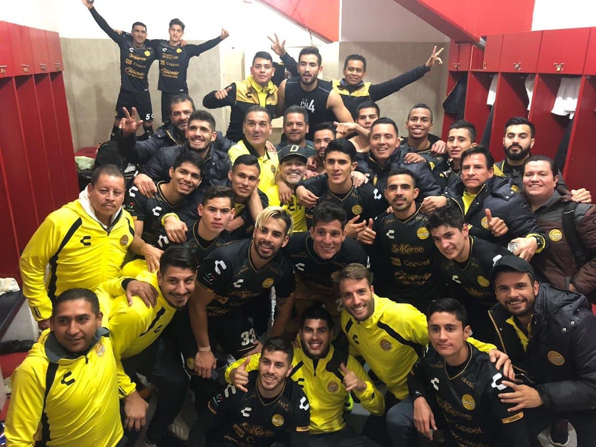 Los jugadores de Dorados de Sinaloa y el técnico Diego Maradona celebran en el vestuario del Estadio Carlos Vega Villalba, donde superaron 1-0 a Mineros de Zacatecas.