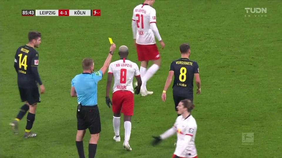 Tarjeta amarilla. El árbitro amonesta a Birger Verstraete de 1. FC Köln