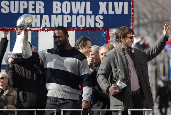 Mientras Justin Tuck levantaba el Trofeo Lombardi, Eli Manning portaba el Trofeo George Halas para el equipo campeón de la NFC.