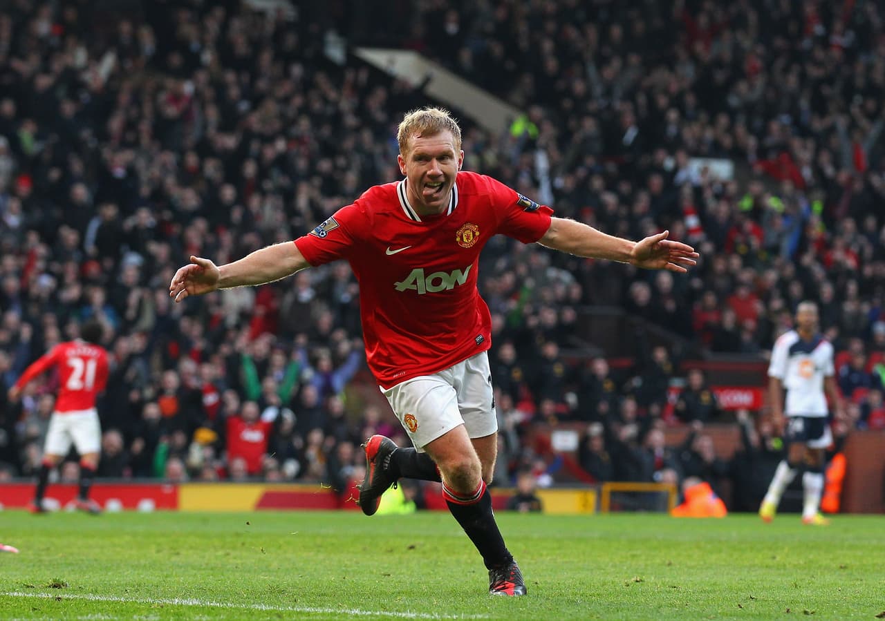 Un año después del debút de Neville aparecería Paul Scholes que defendió los colores de Manchester United desde 1993 al 2013. Levantó con los Diablos 28 campeonatos.