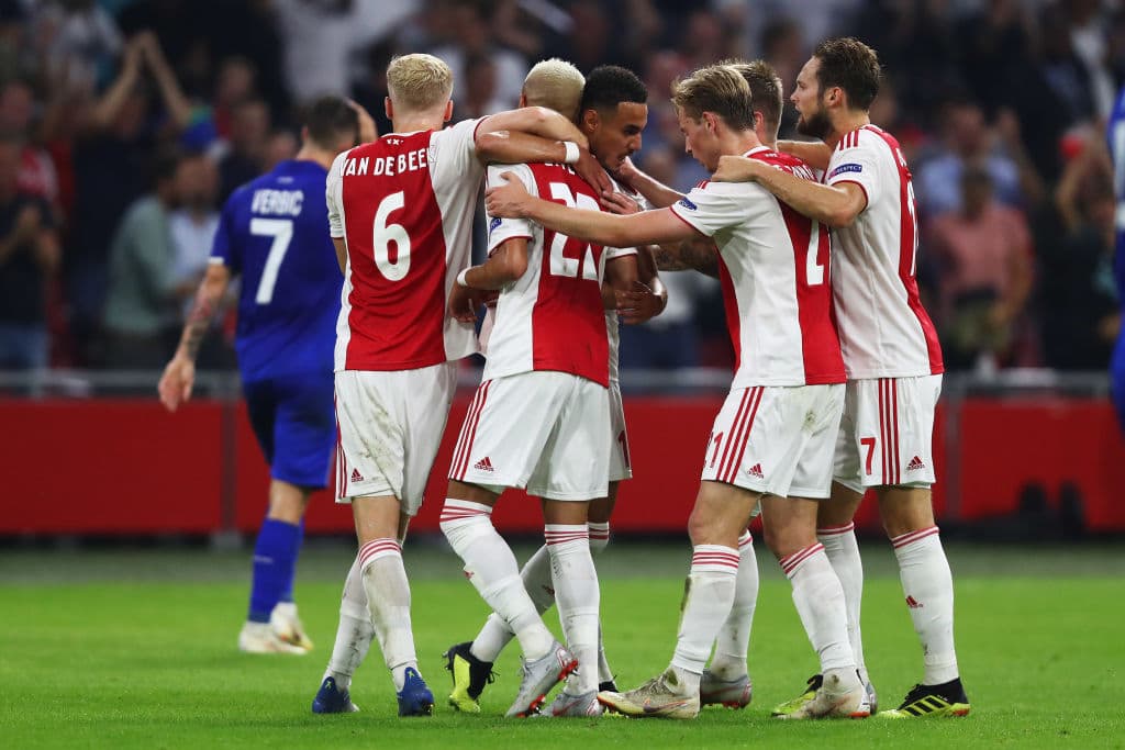Hakim Ziyech marcó el 2-1 de Ajax al minuto 35 del primer tiempo para darle la ventaja de nuevo a los locales.