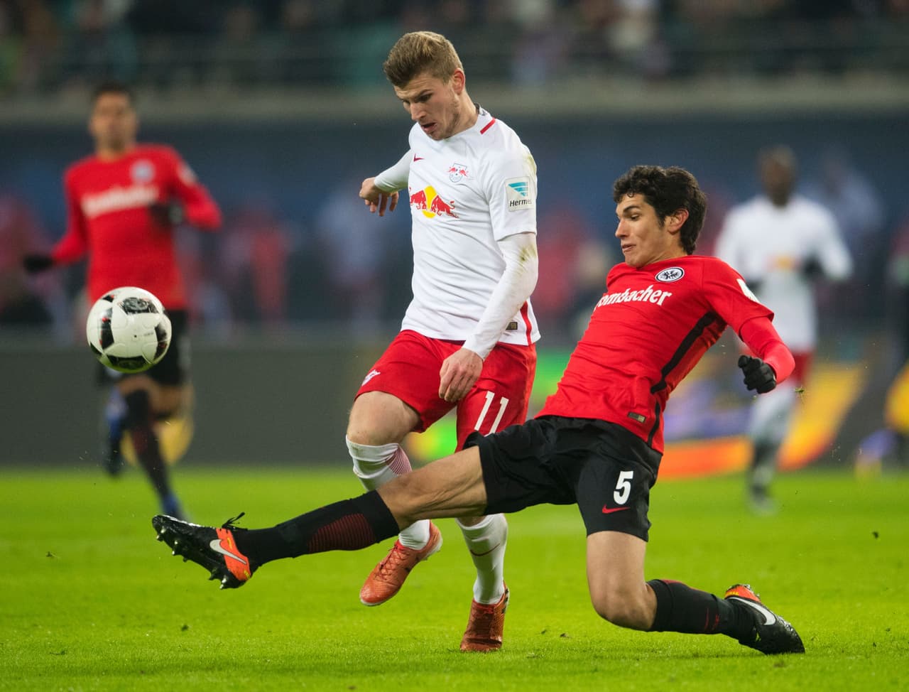 18. Jesús Vallejo (20 años - de rojo) - Defensa - EIntracht Frankfurt (Préstamo desde Real Madrid)