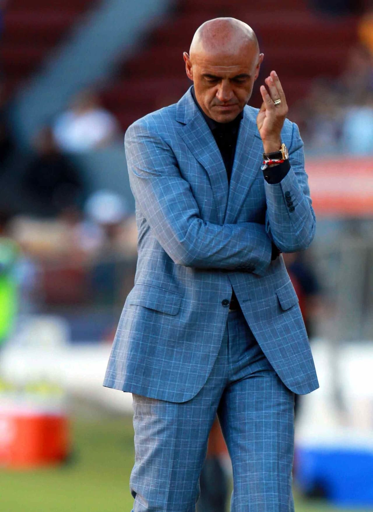 Ese estilo elegante e informal también lo ha exhibido en Estados Unidos, por su paso como técnico del Chivas USA en la MLS de 2012 a 2013.