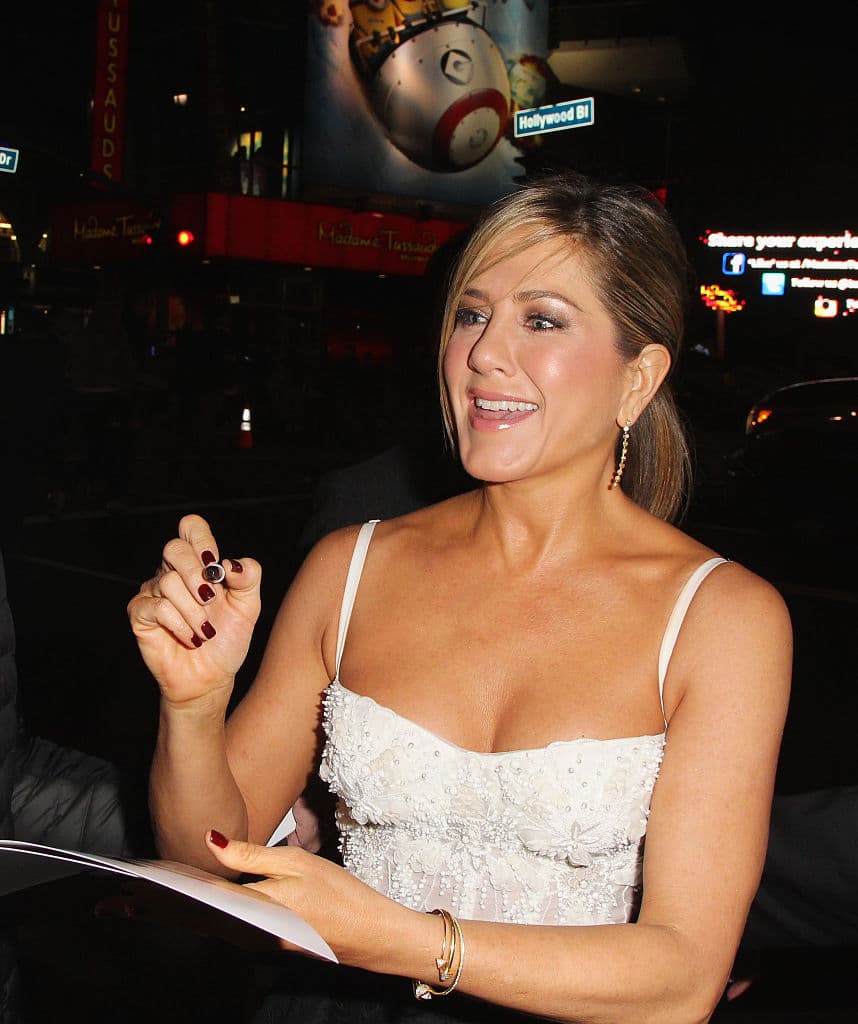 En la publicación la protagonista de ‘Friends’ (1994) escribió, “forever sister from another mister".
<br>