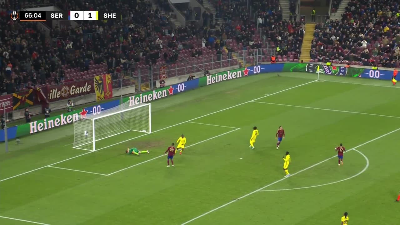 ¡TIRO ATAJADO! disparo por Dereck Kutesa.