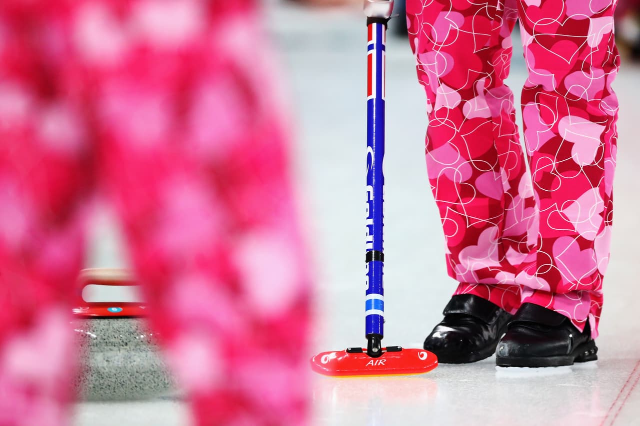 El equipo masculino de curling en Pyeongchang 2018, que siempre usa el mismo color de playera, ha sorprendido con sus pantalones de curiosos diseños, que hasta corazones tuvieron en San Valentín.