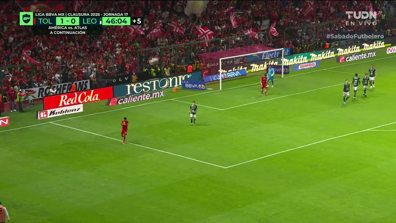 ¡CERCA! Sebastián Córdova disparó que se estrella en el poste.