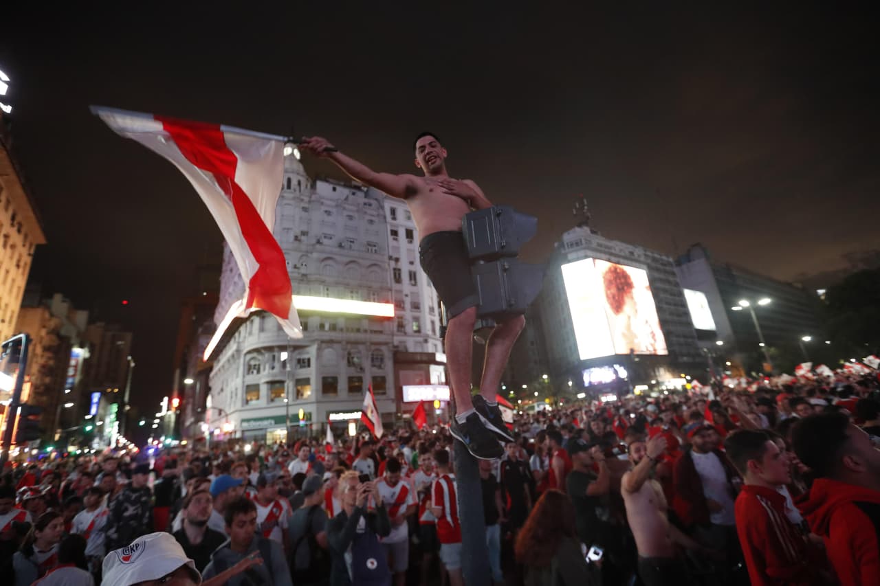En el tradicional Obelisco de Buenos Aires se dieron cita los fanáticos de River Plate para celebrar la conquista de la Copa Libertadores 2018.