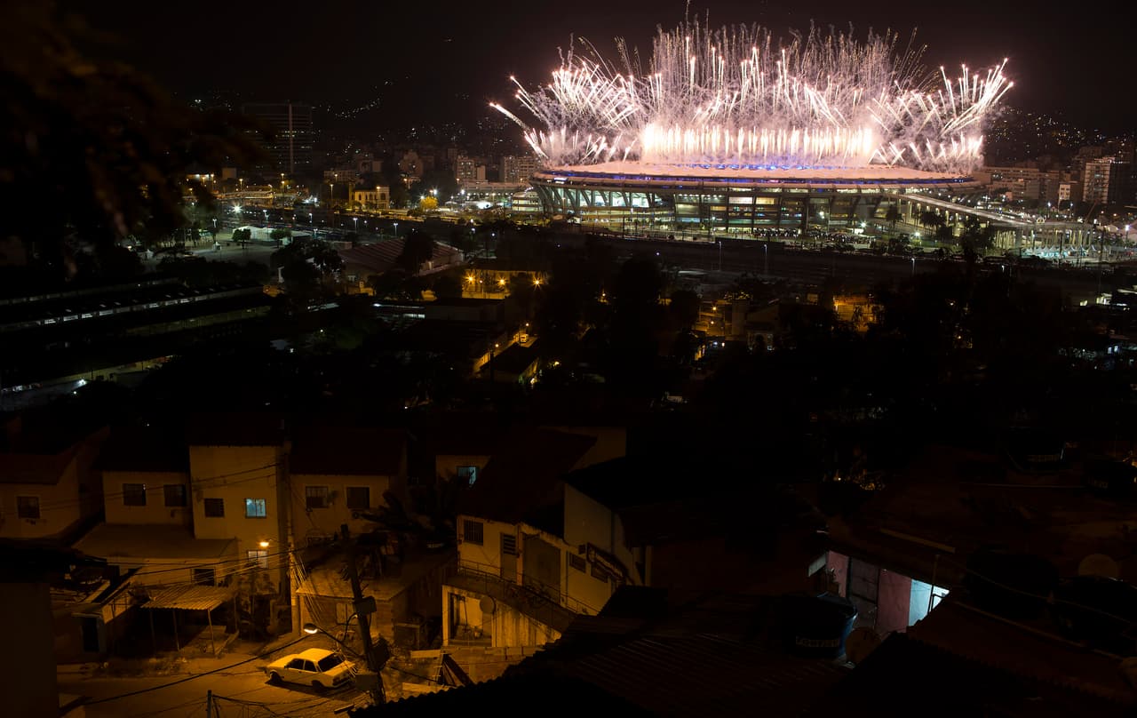 El Estadio Maracaná brilló en la noche en Rio de Janeiro, a partir del sábado las competencias deportivas.