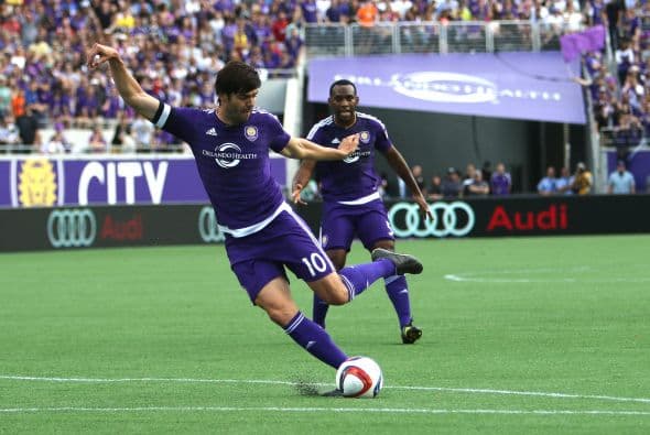 Comencemos con la MLS, el Orlando City ha mostrado interés en el ex creativo del Barcelona y del PSG. Dinho sería un compañero ideal para Kaká en el equipo morado.