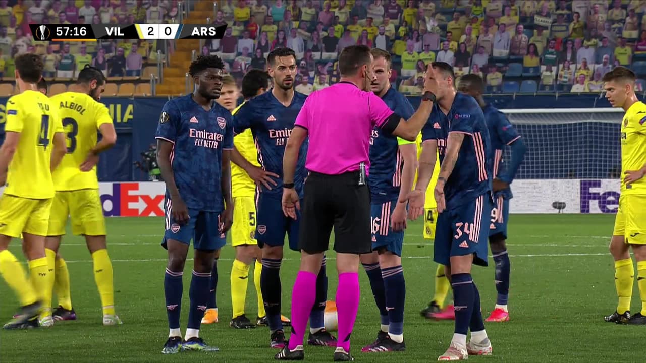 ¡Tarjeta Roja! Daniel Ceballos Fernández recibe la segunda amarilla y se va del juego.